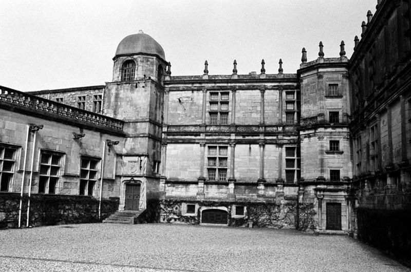 Cour et façades postérieures.