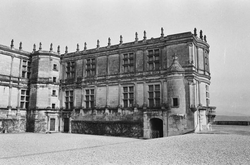 Aile en retour, vue depuis la cour.