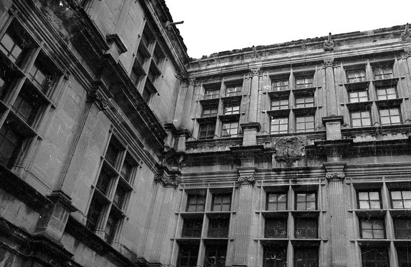 Cour intérieure, angle façades.