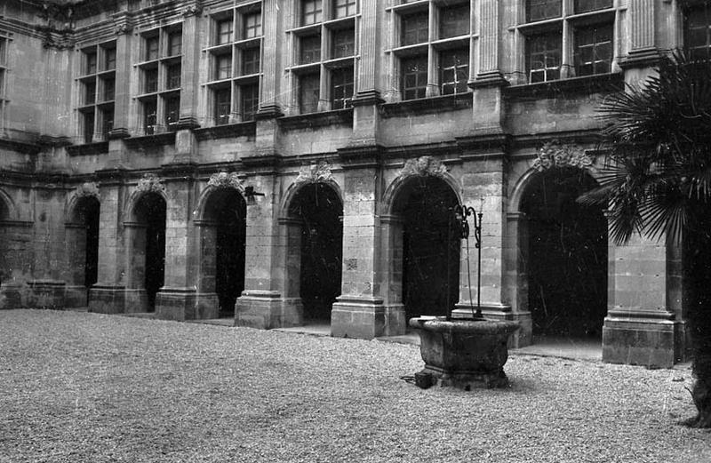 Cour intérieure, galerie sous arcades.