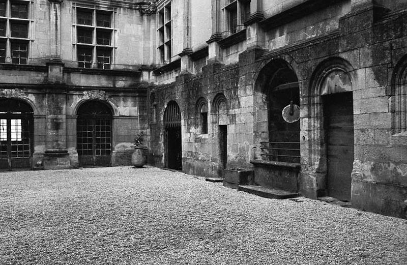 Cour intérieure, façade Ouest et puits.