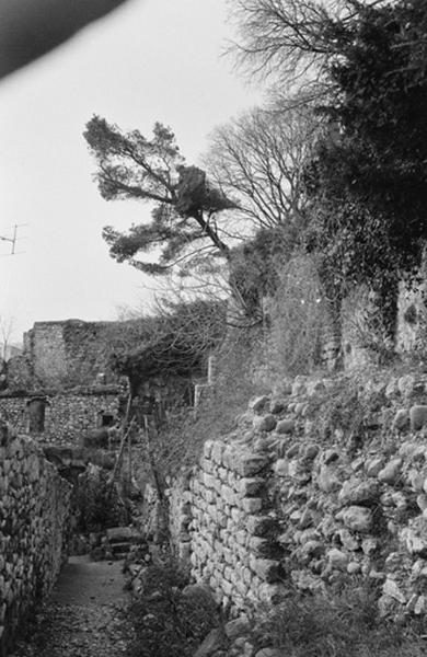 Enceinte fortifiée, de l'extérieure.