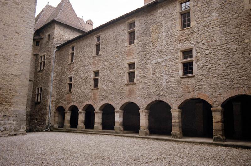 Aile Sud, façade sur cour avec galerie.