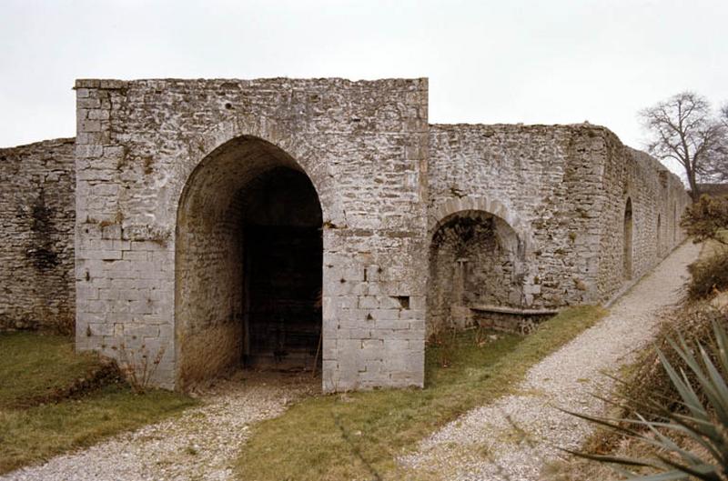 Entrée fortifiée et porte cloutée.