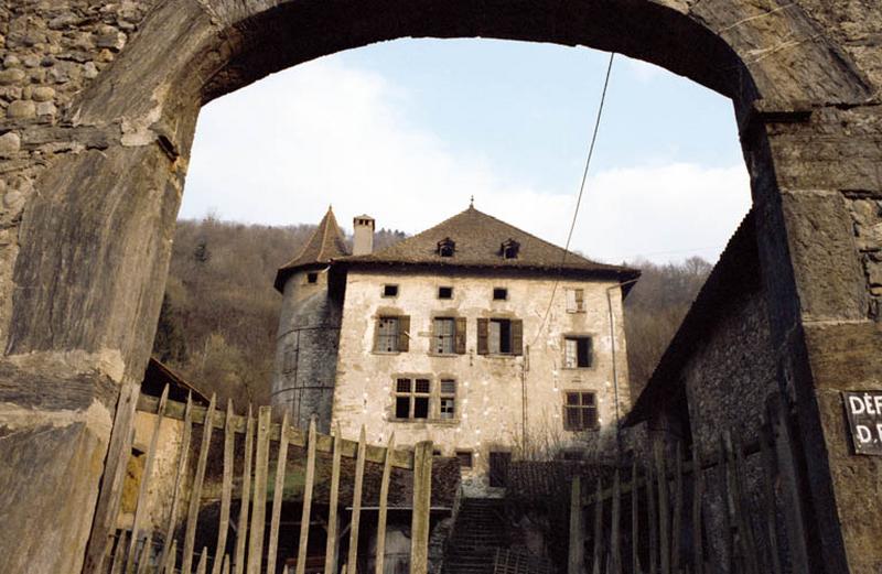 Entrée fortifiée et façade sur cour.