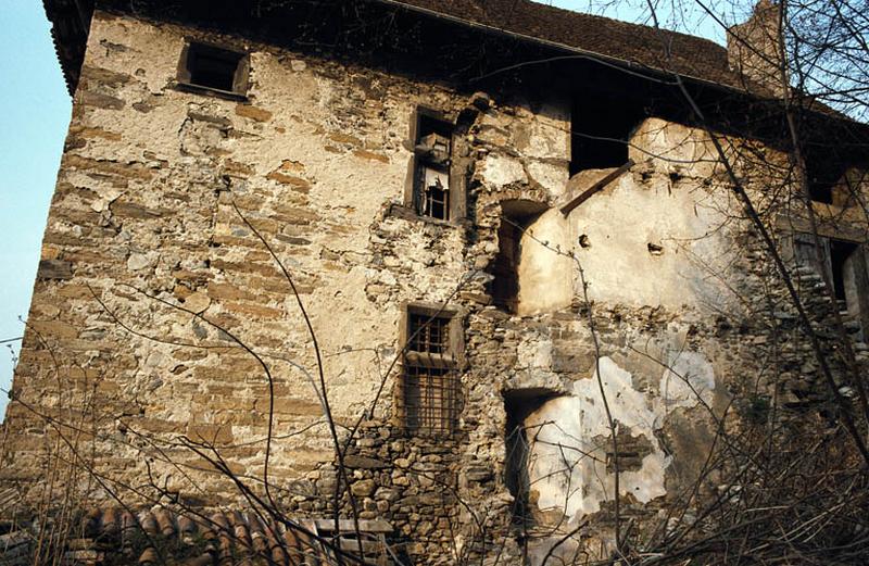 Détail façade sur cour, fenêtres.