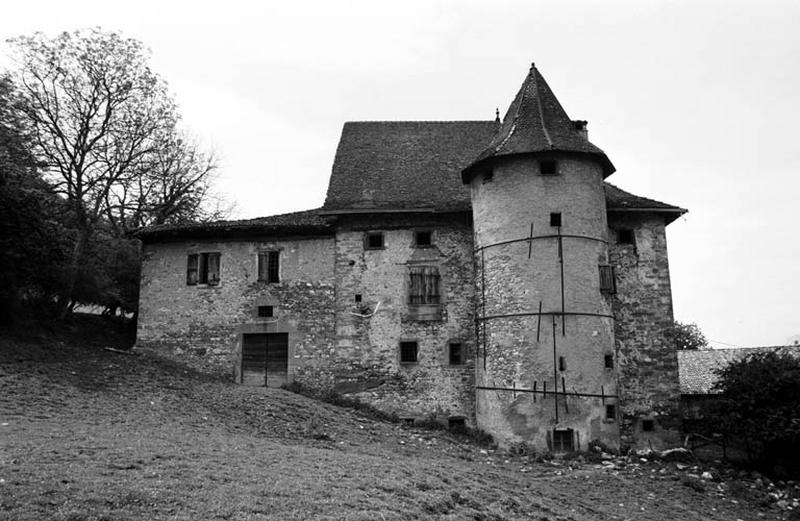 Façade sur cour et tour.