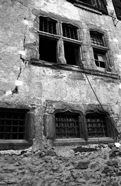 Détail façade sur cour, fenêtres à meneaux en pierre.