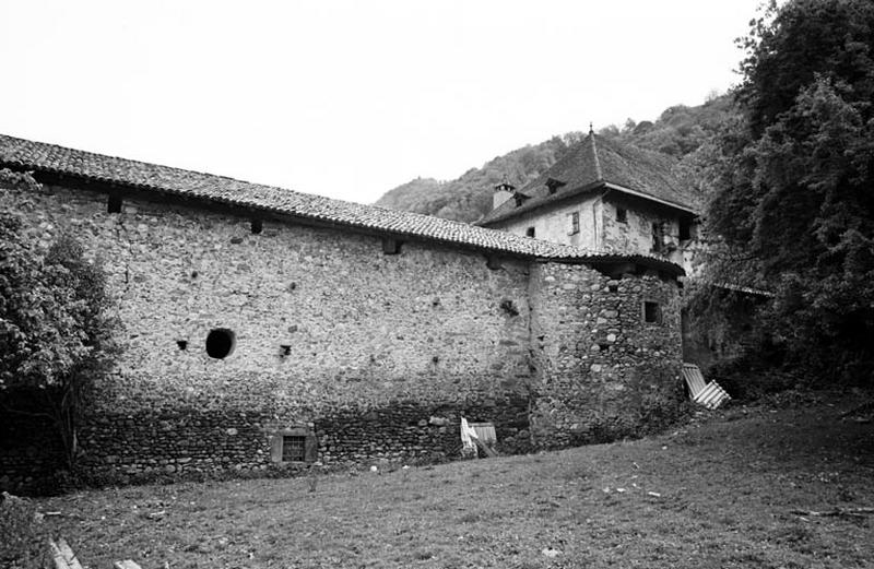 Enceinte fortifiée et tour ronde.