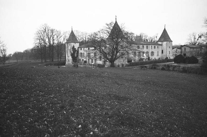 Vue d'ensemble, façades Sud et Est ; communs.