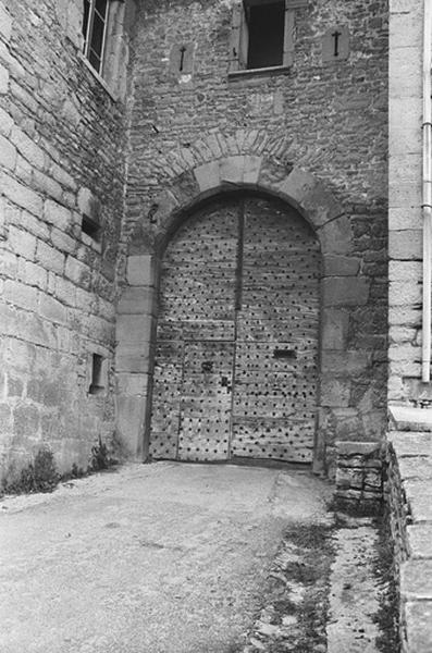 Porte d'entrée cloutée.