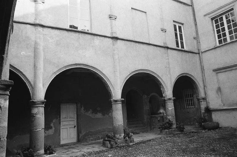 Vue cour intérieure, galerie sous arcades.