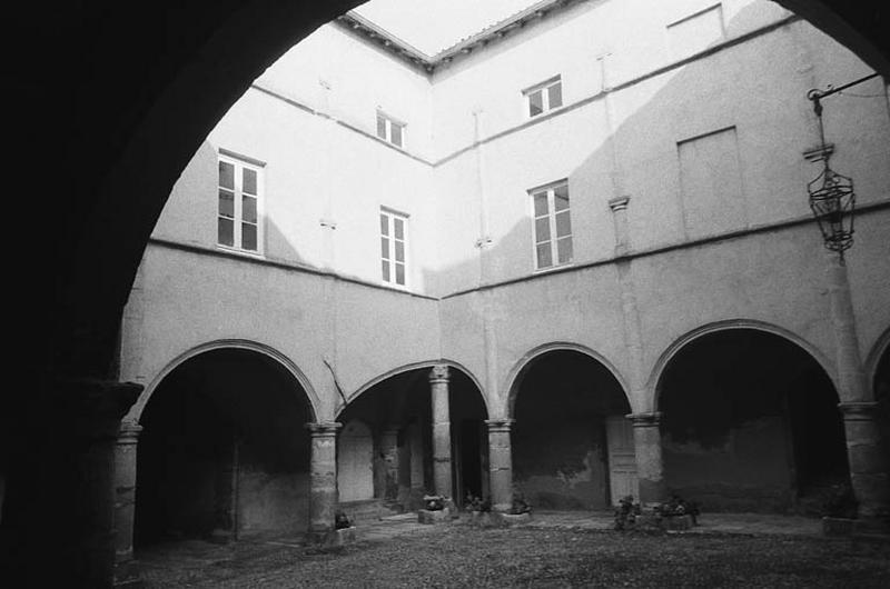 Vue cour intérieure, galeries sous arcades.