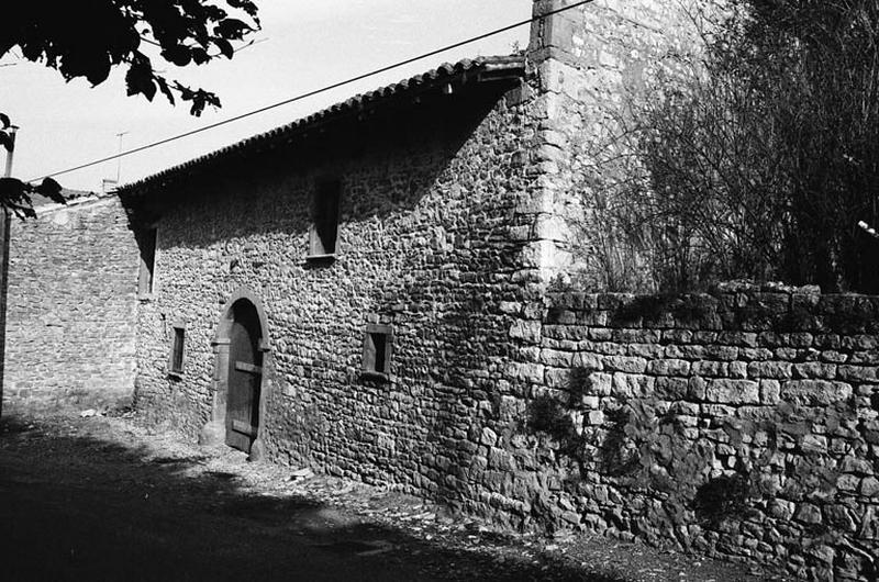 Corps de logis principal, façade extérieure, entrée.