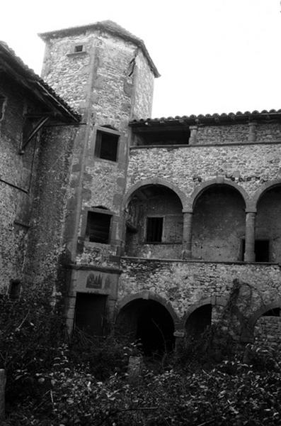 Cour intérieure, tour polygonale et galeries sous arcades.