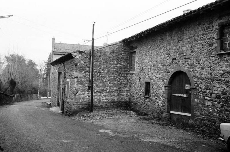 Corps de logis principal, façade extérieure, entrée.