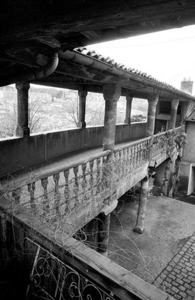 Galerie, balustrade et colonnes.