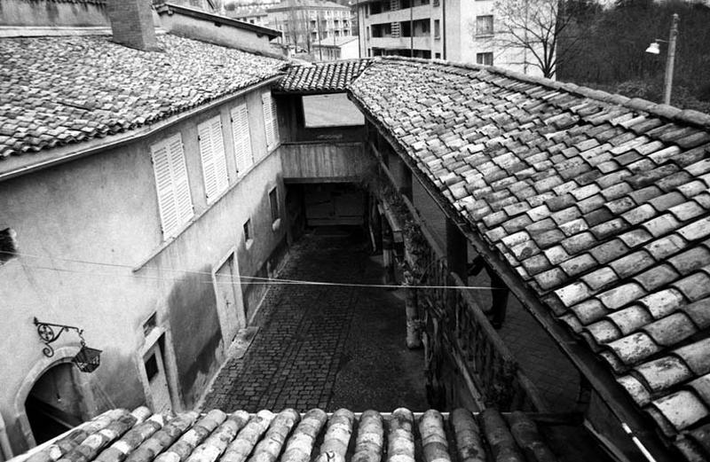 Cour intérieure et toiture.