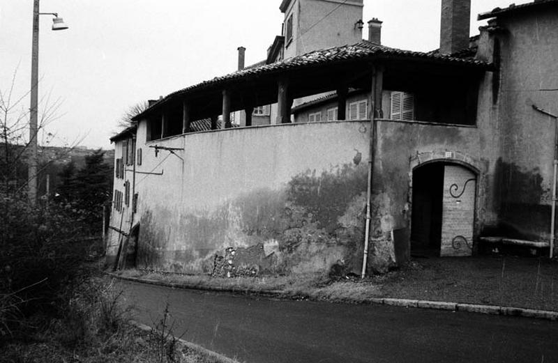 Galerie, façade Sud, sur rue.