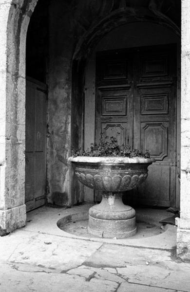 Escalier, vasque centrale.