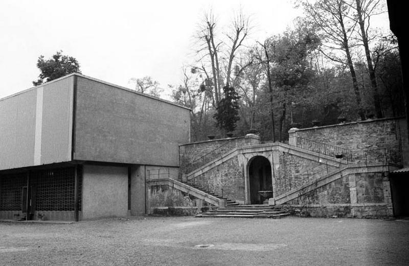 Escalier à double révolution avec vasque centrale.