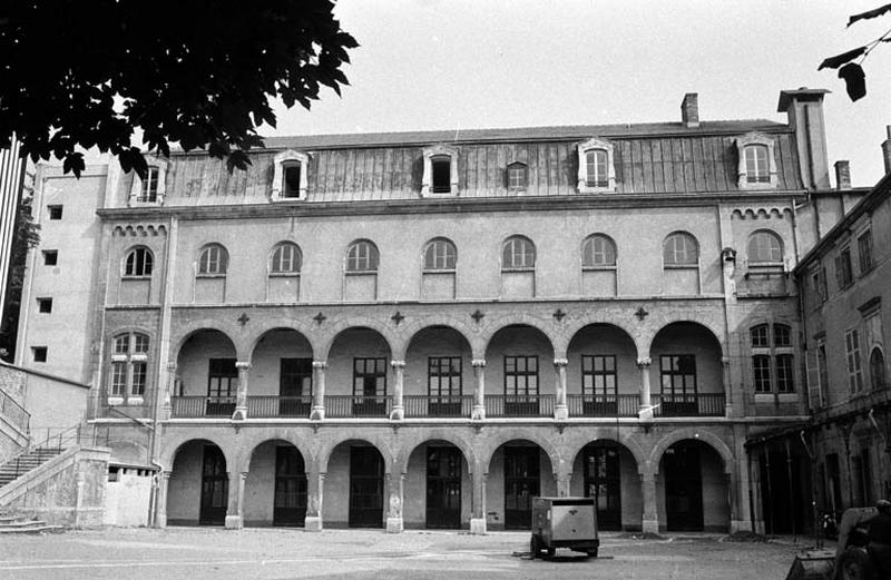 Aile latérale, façade Nord avec galerie.