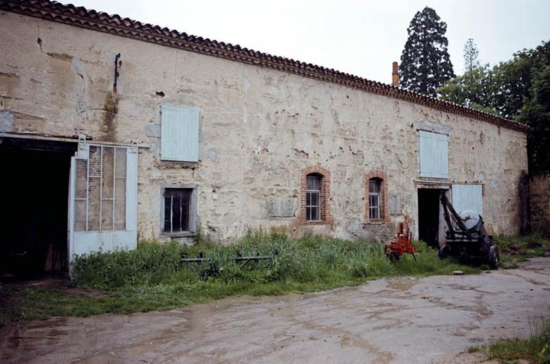 Communs, façade sur cour.