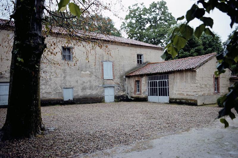 Communs, façade sur cour.