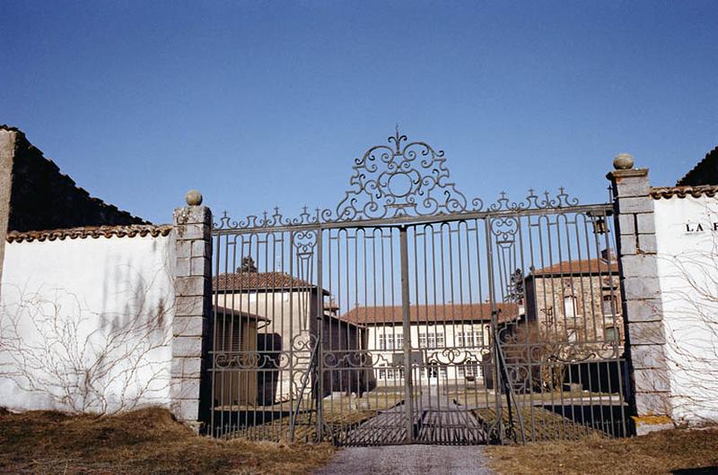 Grille d'entrée en fer forgé.