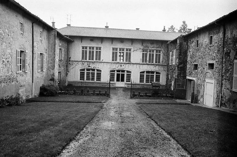 Corps de logis principal, façades sur cour.