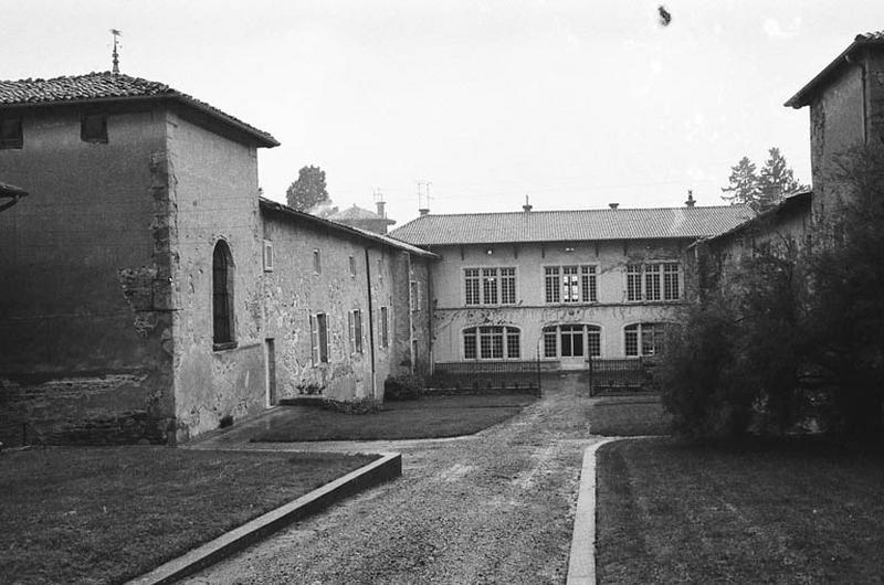 Corps de logis principal, façades sur cour.