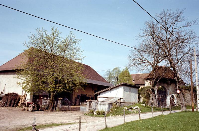 Communs, façades sur cour.