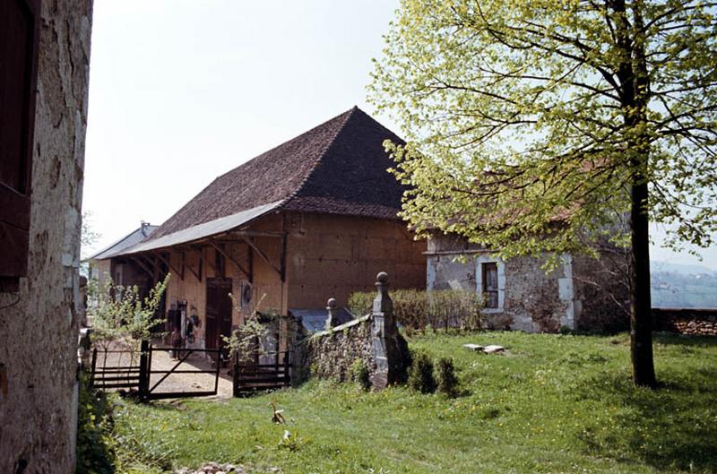 Communs, façades sur cour.