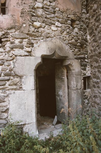 Corps de logis principal, porte avec linteau sculpté.