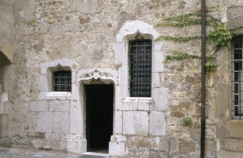 Porte avec linteau sculpté et blason.