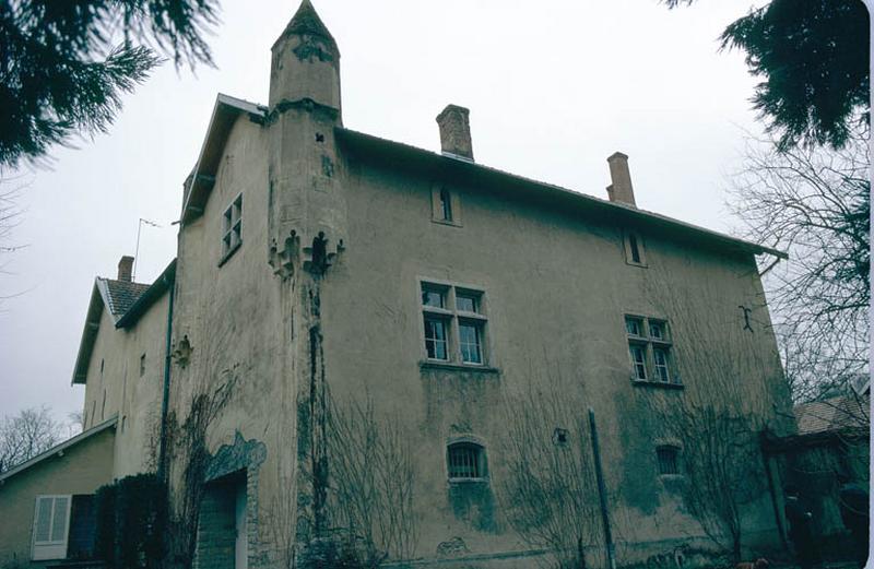 Eglise construite sur les vestiges de la villa gallo-romaine, façades postérieures.