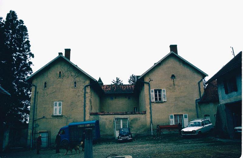 Eglise construite sur les vestiges de la villa gallo-romaine, façade principale.