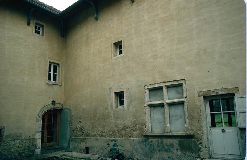 Eglise construite sur les vestiges de la villa gallo-romaine, cour intérieure.