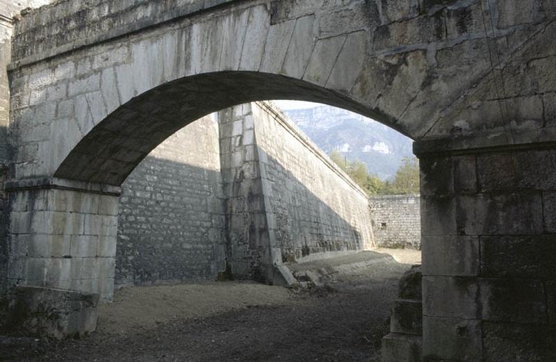 Pont sur le canal d'amenée.