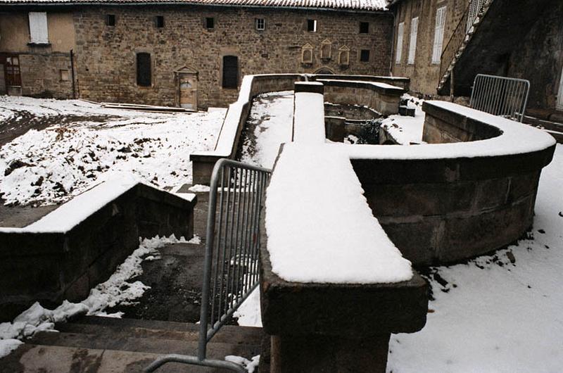 Cour intérieure, escalier.