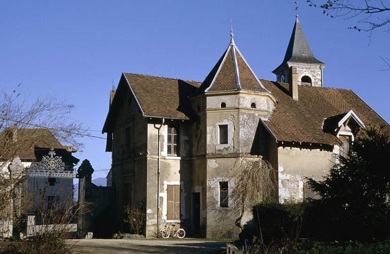 Chapelle et communs, vue de la cour intérieure.