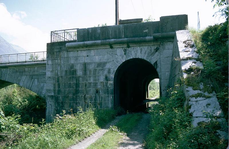 Chemin de halage et tunnel.