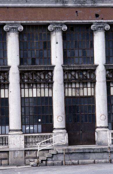 Façade principale, détail colonnade.