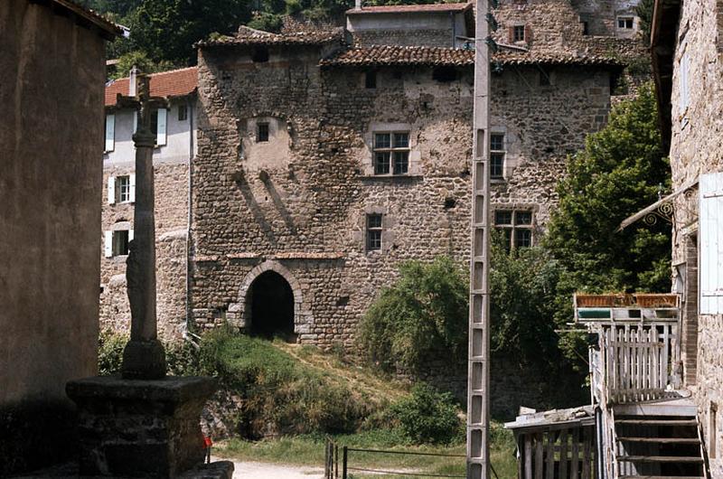 Façade avec son entrée latérale.