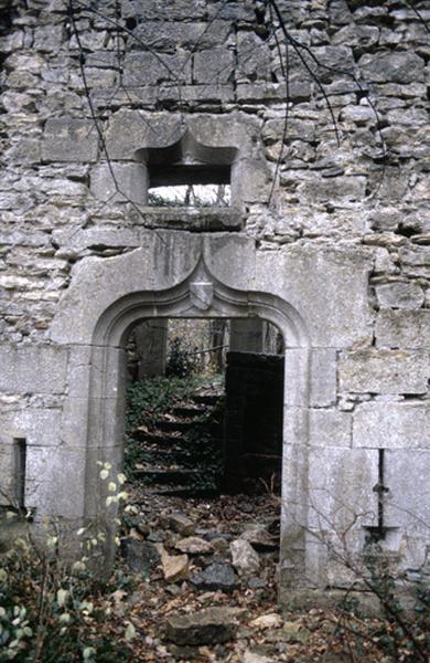 Tour, porte avec linteau sculpté.