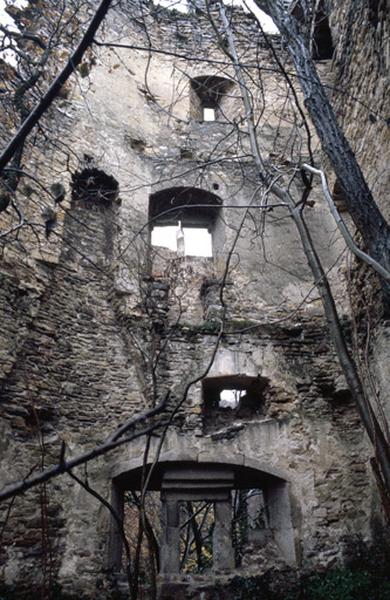 Tour, intérieur et escalier.