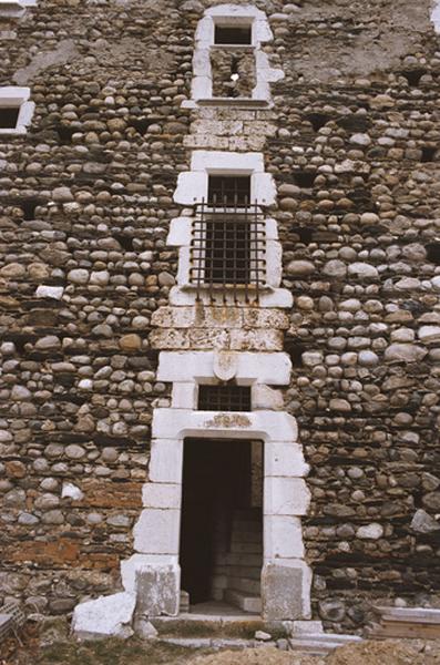 Façade, détail appareil en galets et fenêtres.