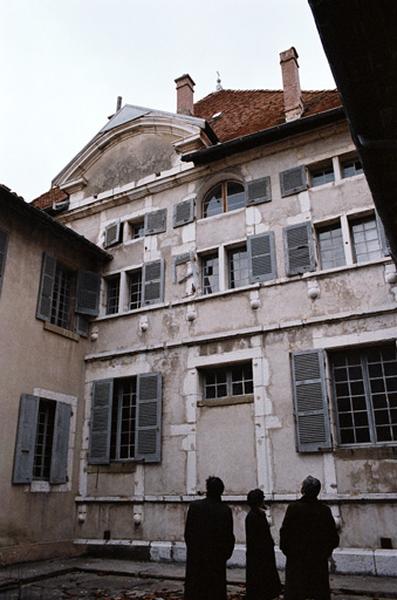 Corps de logis principal, façade sur cour.