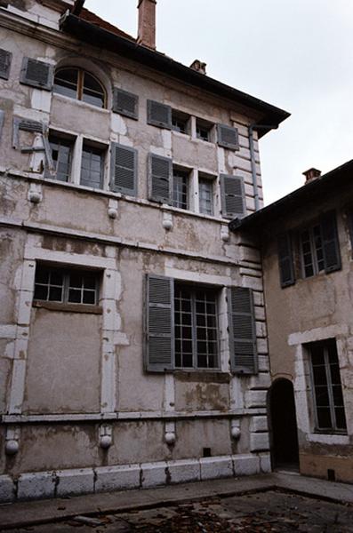 Corps de logis principal, façade sur cour.