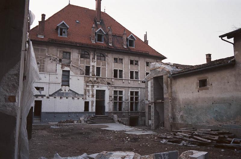 Corps de logis principal, façade sur cour.